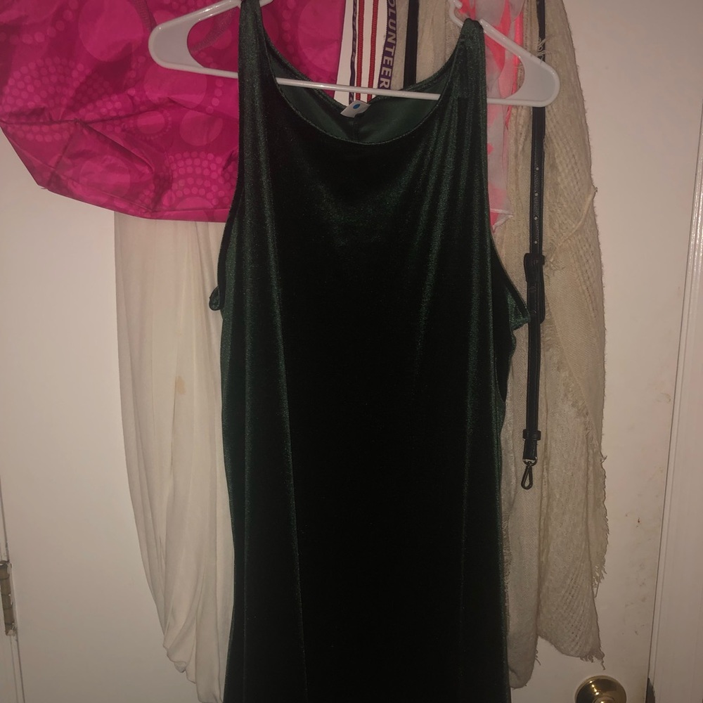 Dresses - Picture 4 of 5